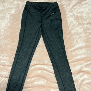 Gray sketcher leggings with 2 pockets.